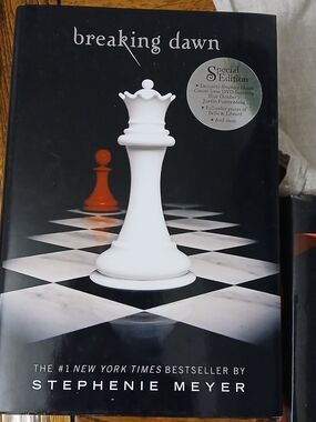 Breaking Dawn by Stephenie Meyer - Black Cover with White Chess Queen